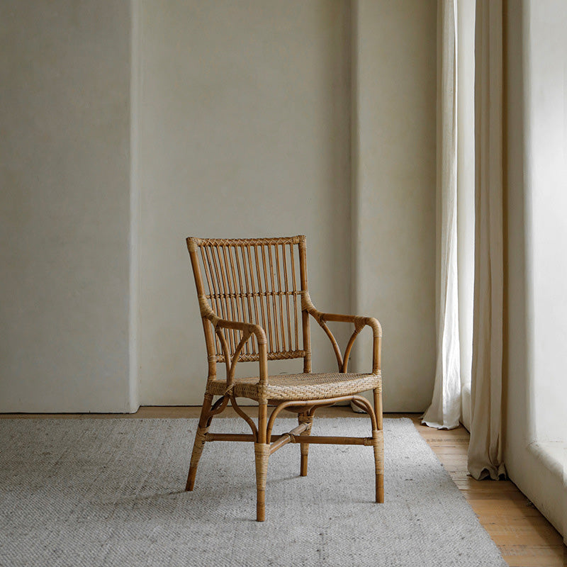 Chaise de salle à manger en bois tissé carré chinois traditionnel avec quatre pieds, dossier et accoudoirs 