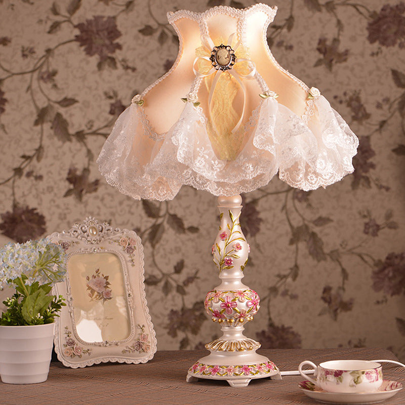 Contemporary Scandinavian Sculpted Floral Resin Iron Metal Fabric 1-Light Table Lamp For Bedroom