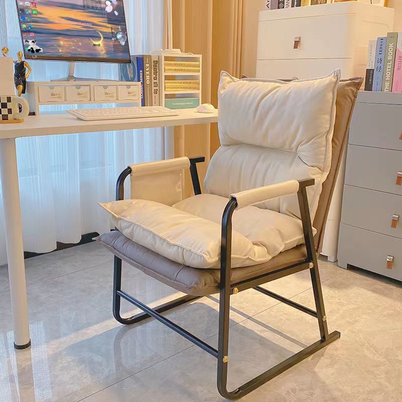 Silla rectangular de cuero y acero minimalista moderna con respaldo y reposabrazos para sala de estar 