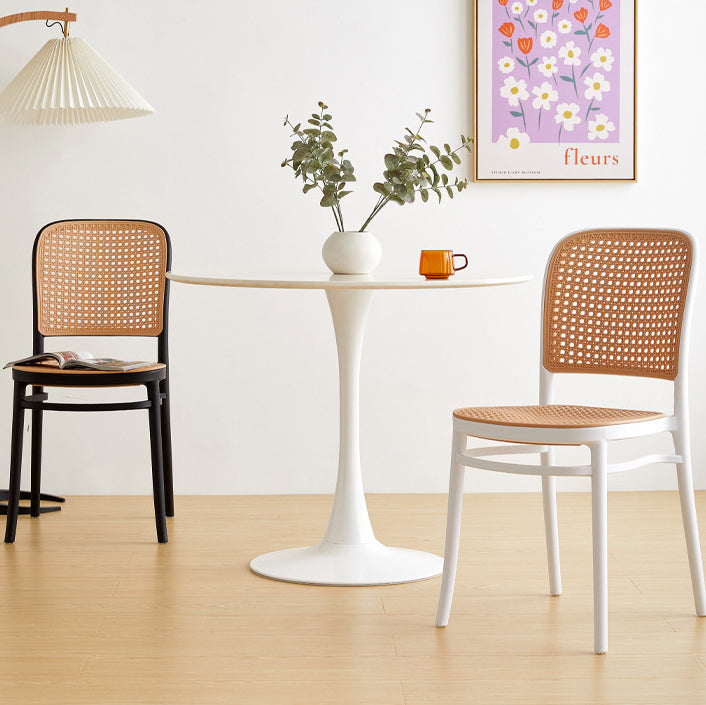 Moderner minimalistischer quadratischer Rattan-Kunststoff-Esszimmerstuhl für das Esszimmer 