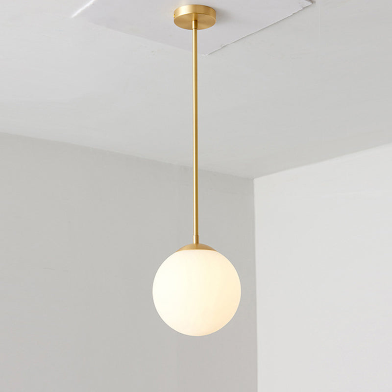 Iron Nordic Personality Golden Straight Rod White Ball Design 1-Licht-Pendelleuchte 