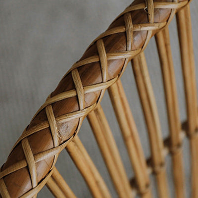 Chaise de salle à manger en bois tissé carré chinois traditionnel avec quatre pieds, dossier et accoudoirs 