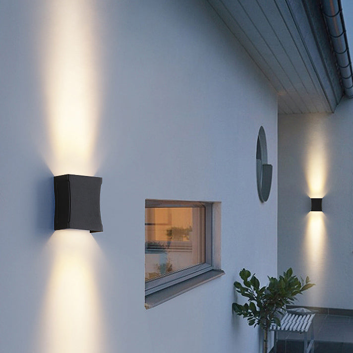 Moderne wasserdichte LED-Wandleuchte mit quadratischer Säule im Freien