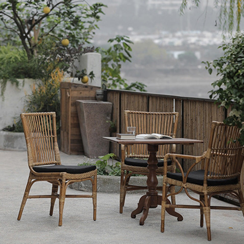 Chaise de salle à manger en bois tissé carré chinois traditionnel avec quatre pieds, dossier et accoudoirs 