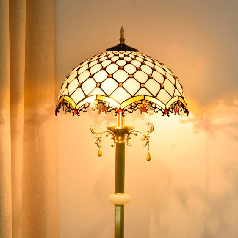 Traditionelle halbrunde Stehlampe aus Tiffany-Kupferjadeglas mit 3 Lichtern für Wohnzimmer 