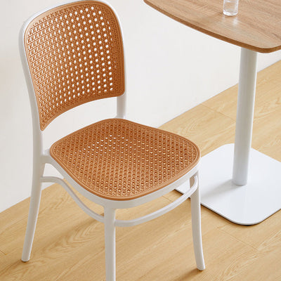 Moderner minimalistischer quadratischer Rattan-Kunststoff-Esszimmerstuhl für das Esszimmer 