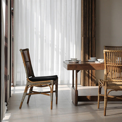 Chaise de salle à manger en bois tissé carré chinois traditionnel avec quatre pieds, dossier et accoudoirs 