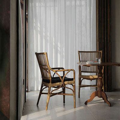 Chaise de salle à manger en bois tissé carré chinois traditionnel avec quatre pieds, dossier et accoudoirs 