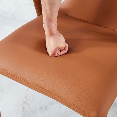 Chaise de salle à manger moderne minimaliste carrée en cuir rembourré avec dossier en acier au carbone 