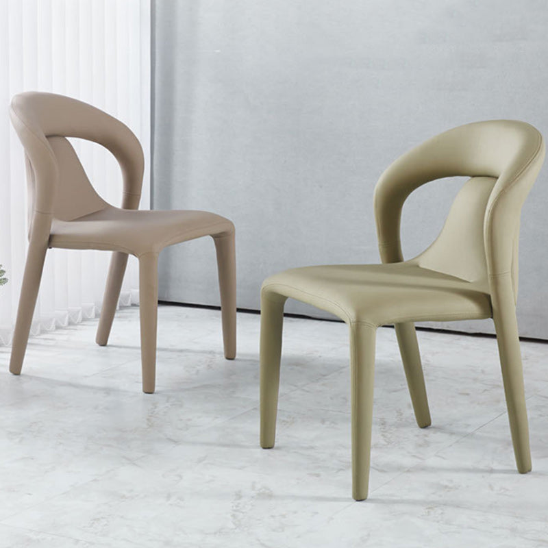 Chaise de salle à manger moderne minimaliste carrée en cuir rembourré avec dossier en acier au carbone 