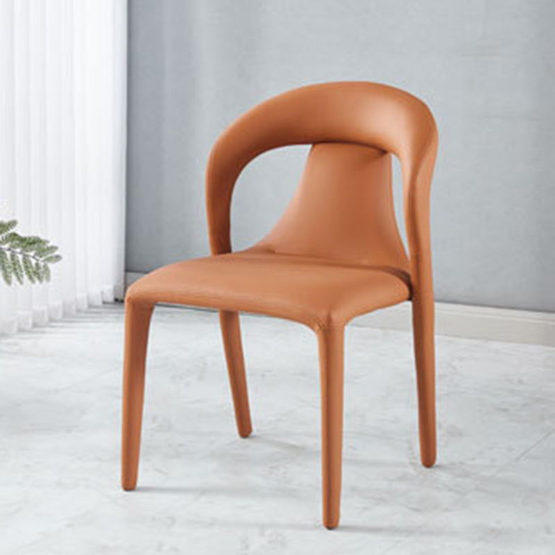 Chaise de salle à manger moderne minimaliste carrée en cuir rembourré avec dossier en acier au carbone 