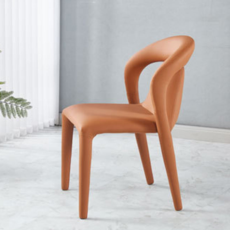 Chaise de salle à manger moderne minimaliste carrée en cuir rembourré avec dossier en acier au carbone 