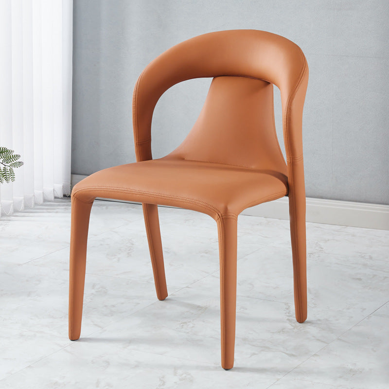 Chaise de salle à manger moderne minimaliste carrée en cuir rembourré avec dossier en acier au carbone 