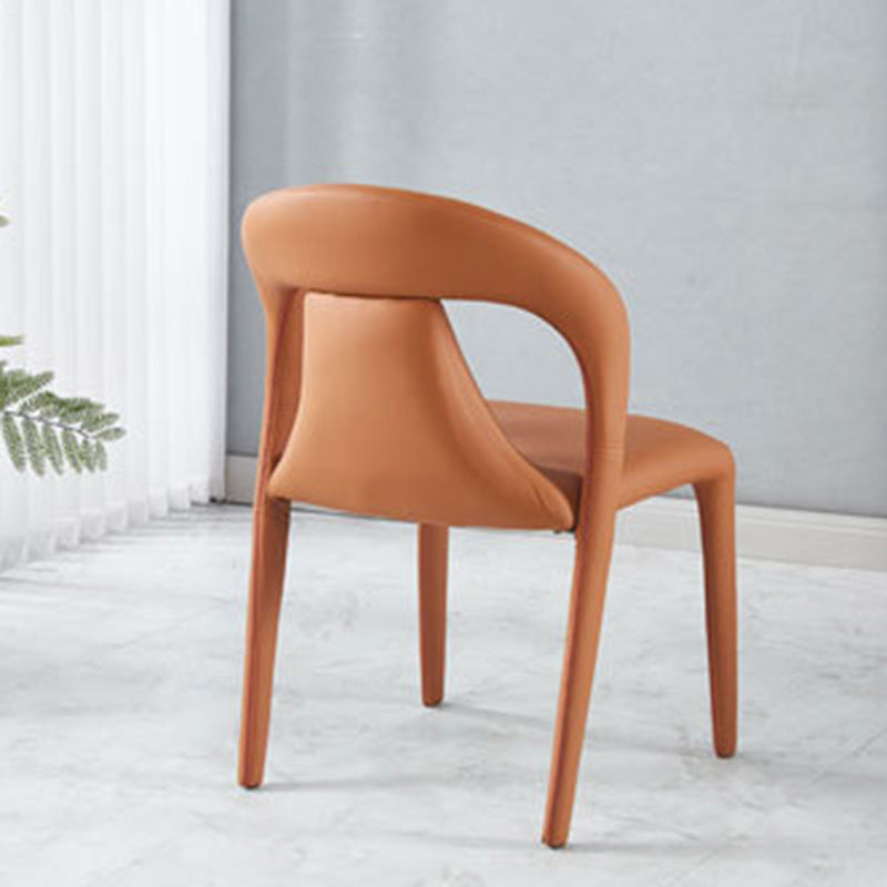 Chaise de salle à manger moderne minimaliste carrée en cuir rembourré avec dossier en acier au carbone 