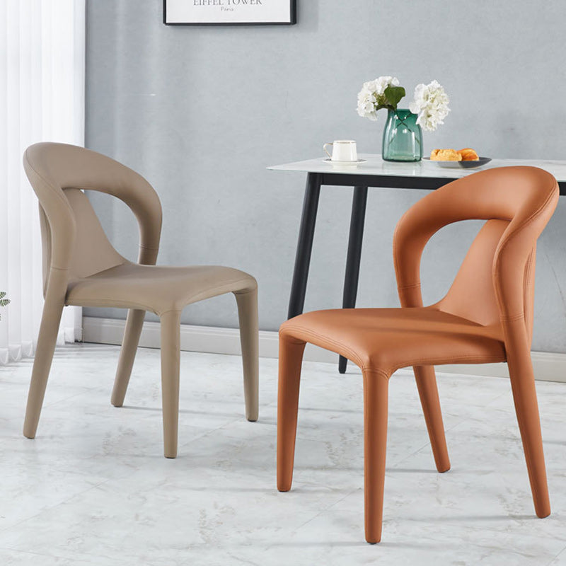 Chaise de salle à manger moderne minimaliste carrée en cuir rembourré avec dossier en acier au carbone 