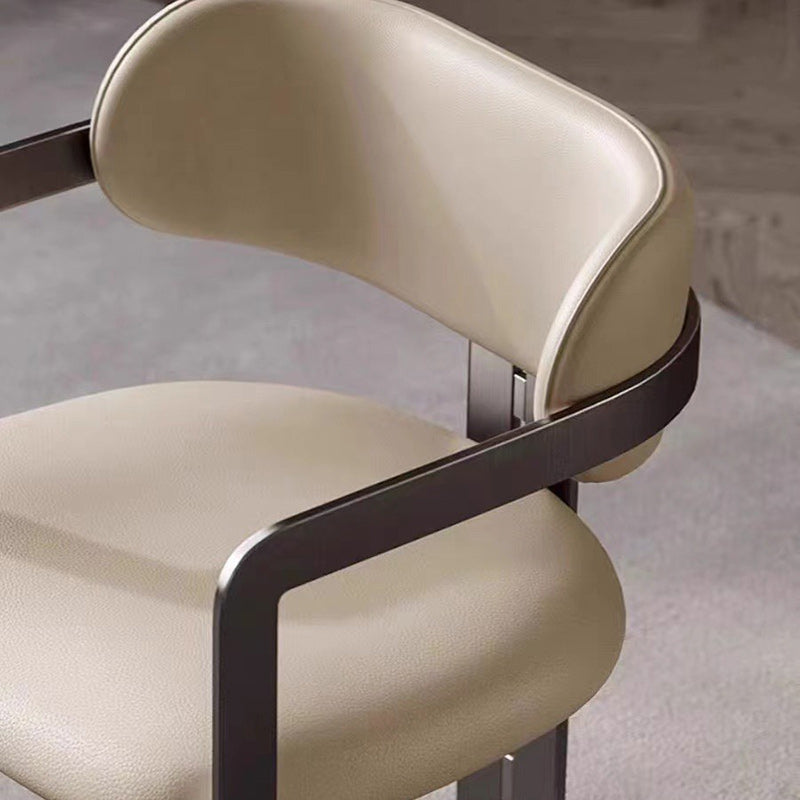 Chaise de salle à manger contemporaine nordique carrée avec cadre en acier inoxydable rembourré en cuir, dossier incurvé et accoudoirs 