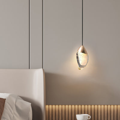 Moderne unbedeutende unregelmäßige ovale Hardware-Kristall-LED-Pendelleuchte für Schlafzimmer 