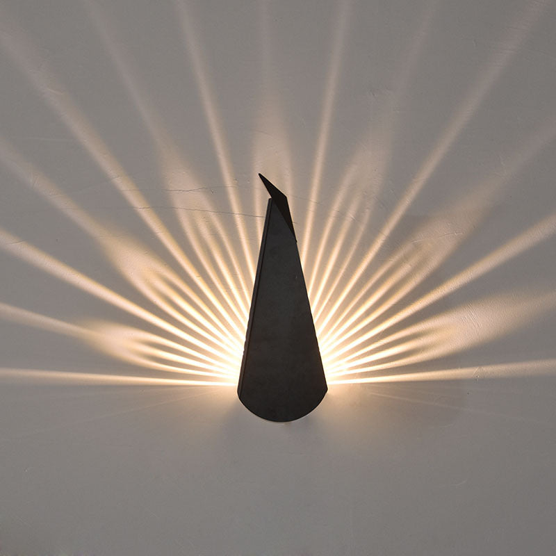 Zeitgenössische kreative Dreieck Pfau Form verstreut Licht Eisen Schatten LED Wandleuchte Lampe für Wohnzimmer 