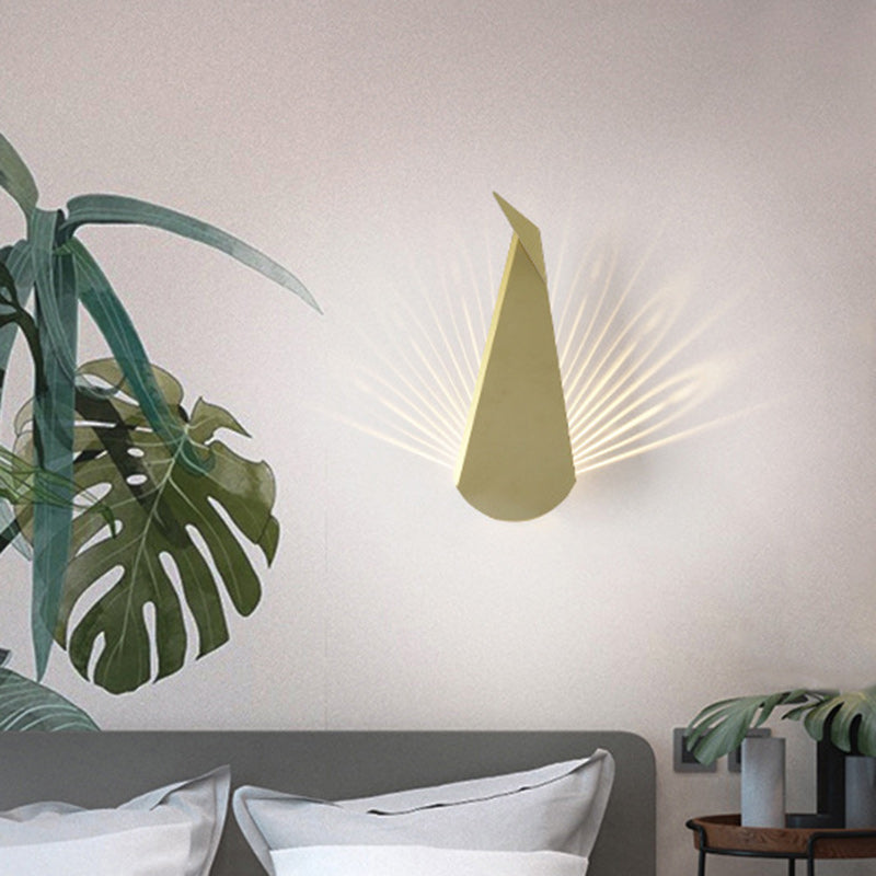 Zeitgenössische kreative Dreieck Pfau Form verstreut Licht Eisen Schatten LED Wandleuchte Lampe für Wohnzimmer 