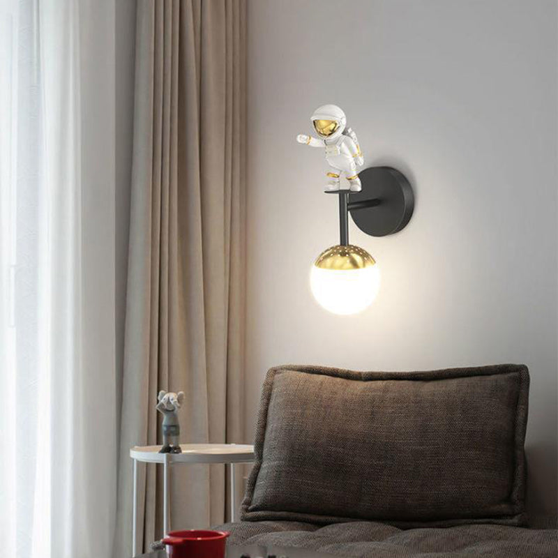 Moderne minimalistische Orb Astronaut Eisen Harz Acryl LED Wandleuchte Lampe für Schlafzimmer 