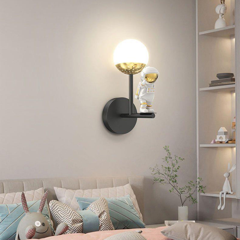 Moderne minimalistische Orb Astronaut Eisen Harz Acryl LED Wandleuchte Lampe für Schlafzimmer 