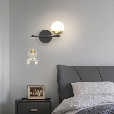 Moderne minimalistische Orb Astronaut Eisen Harz Acryl LED Wandleuchte Lampe für Schlafzimmer 