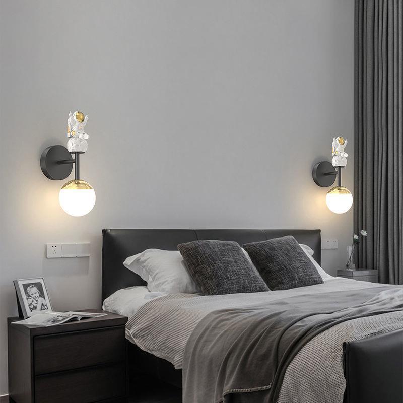 Moderne minimalistische Orb Astronaut Eisen Harz Acryl LED Wandleuchte Lampe für Schlafzimmer 