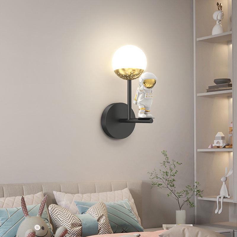 Moderne minimalistische Orb Astronaut Eisen Harz Acryl LED Wandleuchte Lampe für Schlafzimmer 