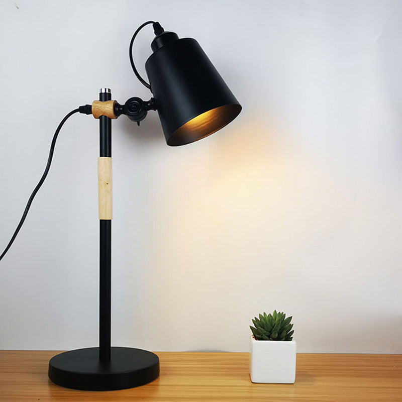 Moderne minimalistische lange Stange Zylinder Holz Eisen 1-Licht Tischlampe für das Schlafzimmer 