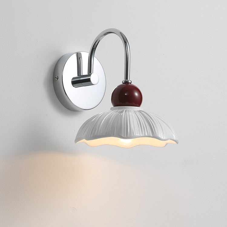 Moderne minimalistische runde Blumenharz-Schirm-Hardware-Basis 1-Licht-Wandleuchte für Wohnzimmer 