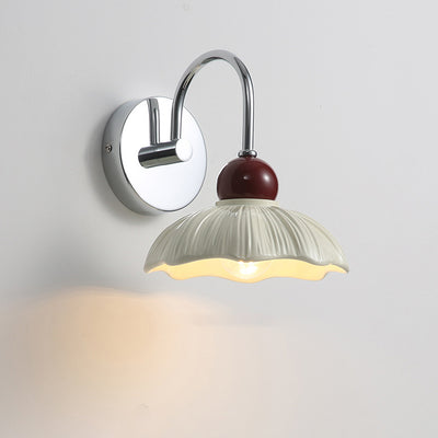 Moderne minimalistische runde Blumenharz-Schirm-Hardware-Basis 1-Licht-Wandleuchte für Wohnzimmer 