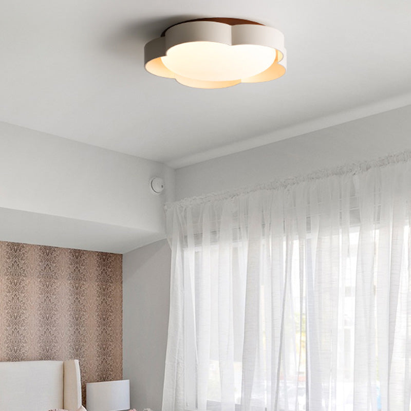 Zeitgenössische nordische Eisen PE Blume LED Semi-Flush Mount Deckenleuchte für Schlafzimmer 