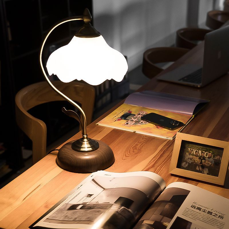 Zeitgenössische Retro Massivholz Metall Stoff Zylinder Gedruckt Blume 1-Licht Tischlampe Für Schlafzimmer 