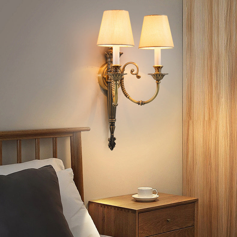 Traditionelle europäische Messingglashornform geschnitzte 1/2-Licht-Wandleuchterlampe für das Bett 