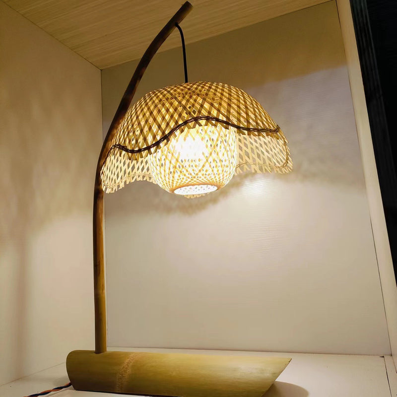 Zeitgenössische Boho Hutform Rattan Metall 1-Licht Tischlampe für Schlafzimmer 