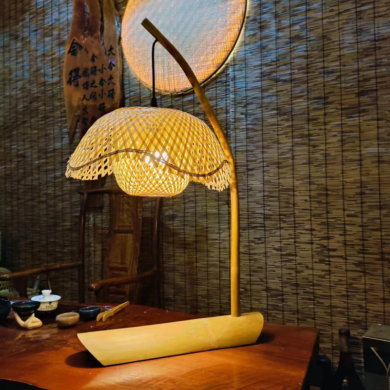 Zeitgenössische Boho Hutform Rattan Metall 1-Licht Tischlampe für Schlafzimmer 