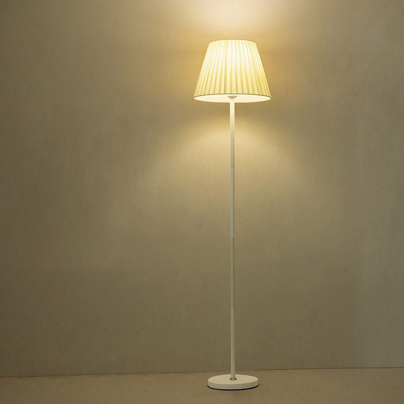 Moderne minimalistische Zylinder lange Stange Eisen Stoff 1-Licht stehende Stehlampe für Schlafzimmer 