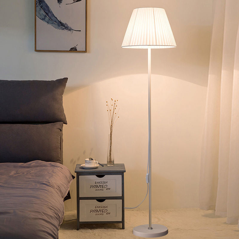 Moderne minimalistische Zylinder lange Stange Eisen Stoff 1-Licht stehende Stehlampe für Schlafzimmer 