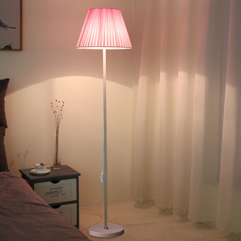 Moderne minimalistische Zylinder lange Stange Eisen Stoff 1-Licht stehende Stehlampe für Schlafzimmer 