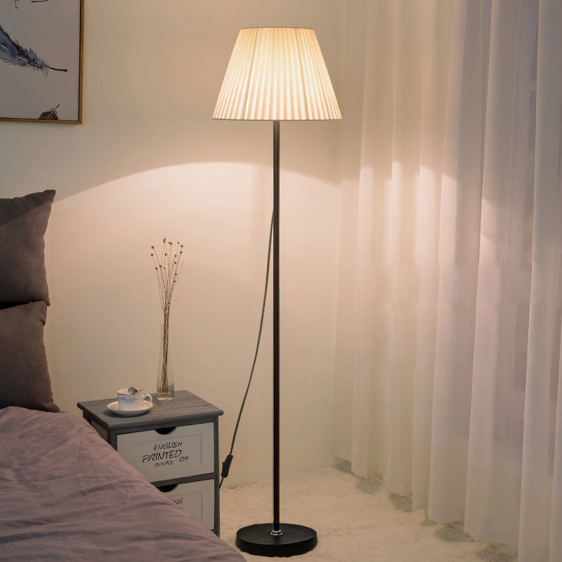 Moderne minimalistische Zylinder lange Stange Eisen Stoff 1-Licht stehende Stehlampe für Schlafzimmer 