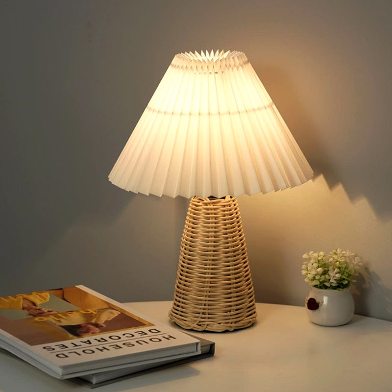 Zeitgenössische Boho Hutform Rattan Metall 1-Licht Tischlampe für Schlafzimmer 