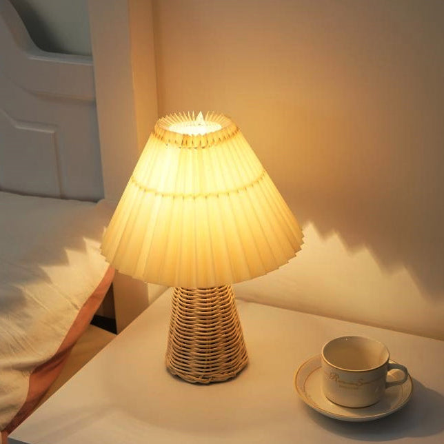 Zeitgenössische Boho Hutform Rattan Metall 1-Licht Tischlampe für Schlafzimmer 