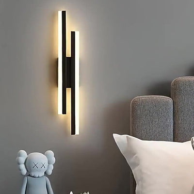 Zeitgenössische nordische Eisen-Aluminium-Acryl asymmetrische Doppellinien-LED-Wandleuchte für das Wohnzimmer 