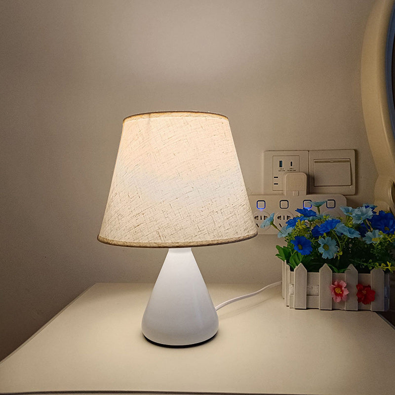 Moderne minimalistische runde Tisch konische Eisen Stoff 1-Licht Tischlampe für Schlafzimmer 