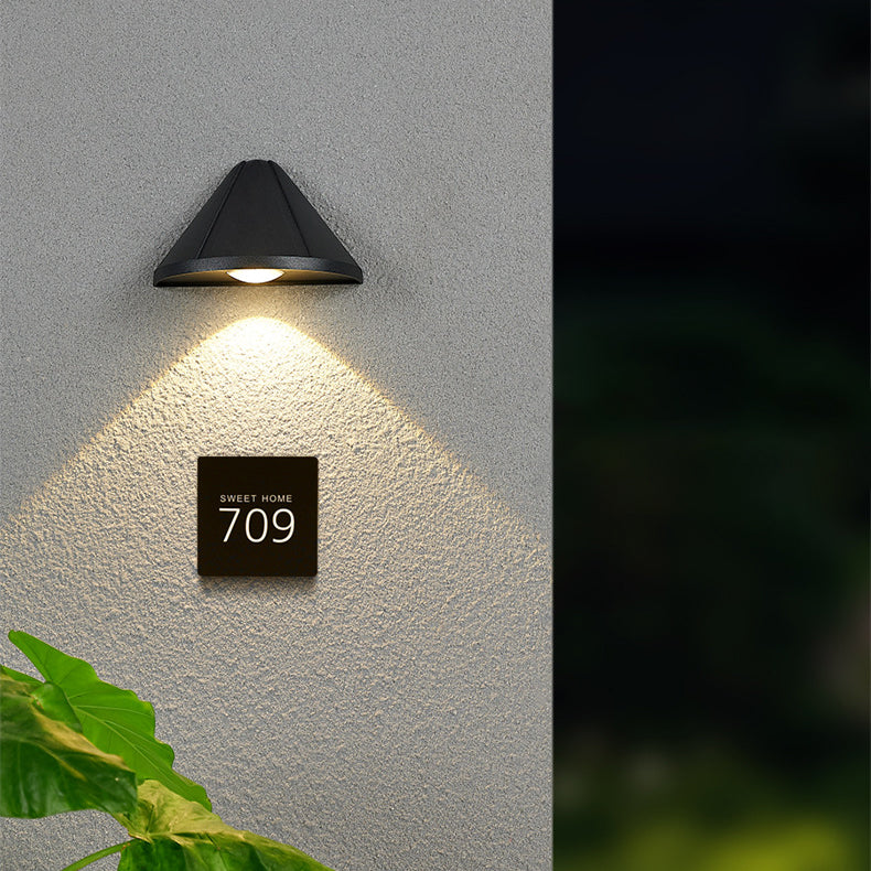 Moderne minimalistische wasserdichte Dreieck-Halbkreis-Druckguss-Aluminium-PC-LED-Wandleuchte für die Terrasse im Freien 