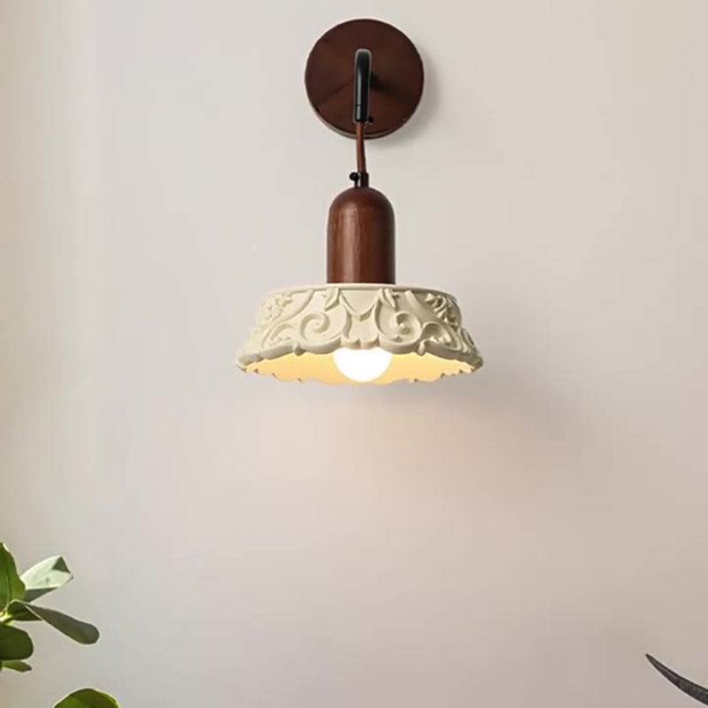 Traditionelle japanische Massivholz Blumenmuster Harz Carving Runde 1-Licht Wandleuchte Lampe für Nachttisch 