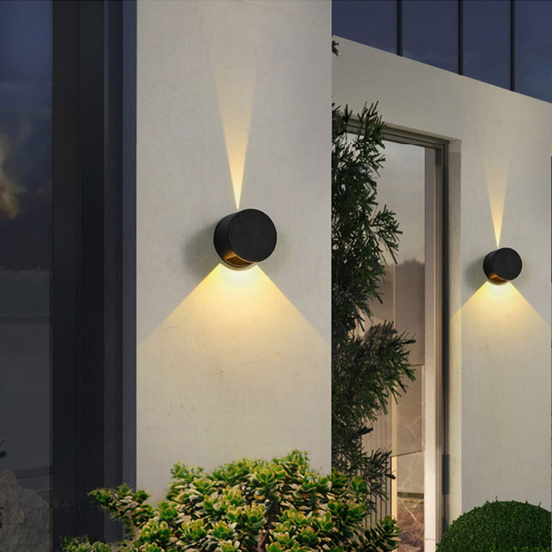 Moderne minimalistische wasserdichte Dreieck-Halbkreis-Druckguss-Aluminium-PC-LED-Wandleuchte für die Terrasse im Freien 