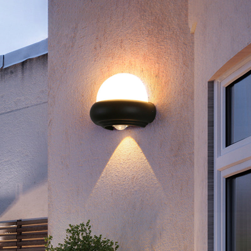 Moderne minimalistische wasserdichte Dreieck-Halbkreis-Druckguss-Aluminium-PC-LED-Wandleuchte für die Terrasse im Freien 