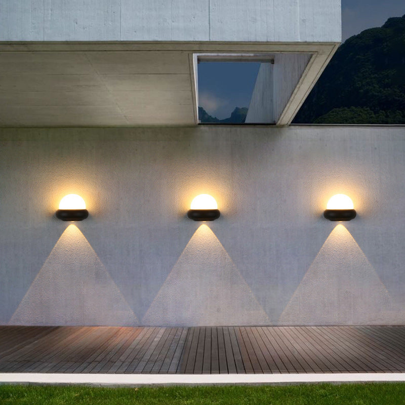 Moderne minimalistische wasserdichte Dreieck-Halbkreis-Druckguss-Aluminium-PC-LED-Wandleuchte für die Terrasse im Freien 