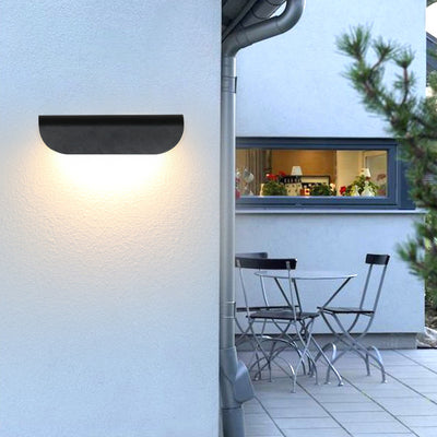 Moderne minimalistische wasserdichte Dreieck-Halbkreis-Druckguss-Aluminium-PC-LED-Wandleuchte für die Terrasse im Freien 